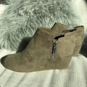 Dolce Vita Taupe Wedge Booties NWOT Size 6